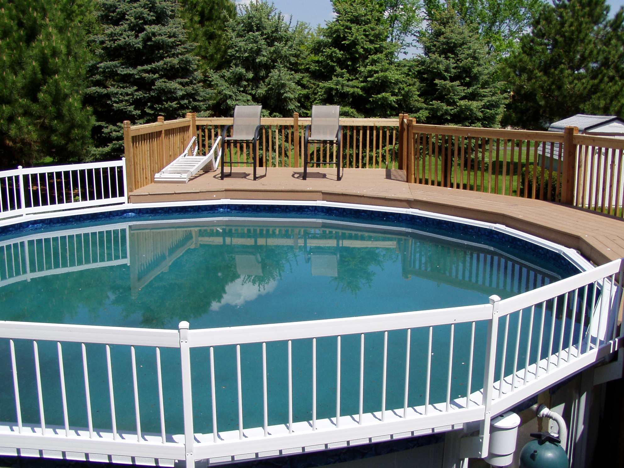Round pool with deck